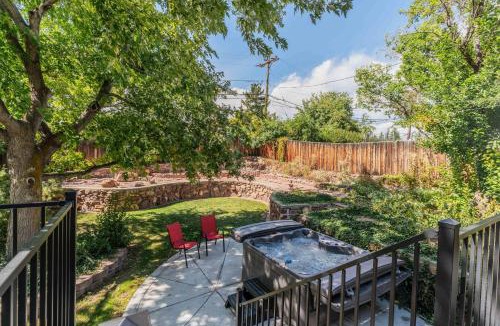 Golden House | Hot Tub Family Home with Mountain Views - Close to Red Rocks and Clear Creek