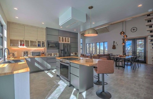 Quandary Village House | Hot Tub Haven with Panoramic View | Blue River