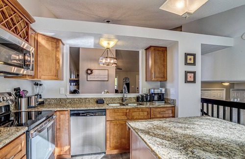 Foothill Green House | Hot Tub | King Bed | Garage | Fenced Yard | No Rug | 10 mins to Red Rocks
