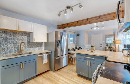 Lamar Heights Area House | Hot Tub King Beds Fast Wi-Fi