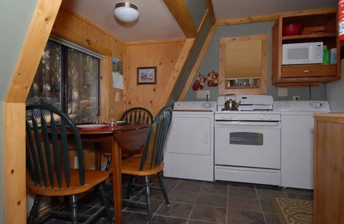 Evergreen Cabin | Hot Tub Mind Serene-Serenity Chalet 15 mins from the lake