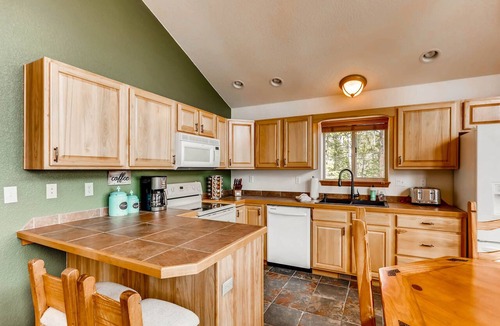 Valley of the Sun Cabin | Hot Tub, Pool Table & Home Theater - Mtn Views, 20 mi to Breck