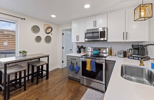 Lakewood House | Hot Tub, Putt-Putt, and Family Friendly Summer Escape!