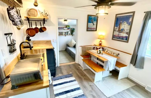 Elyria Swansea House | Hot Tub, Sauna and Cold Plunge, Pet-Friendly Garden Suite w/Private Relaxation
