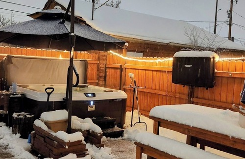 Elyria Swansea House | Hot Tub, Sauna and Cold Plunge, Pet-Friendly Garden Suite w/Private Relaxation