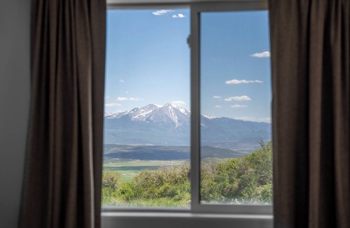 Glenwood Springs House | Hot Tub & Sauna Spa, Amazing Mountain Views, Remote Nature Getaway For Families