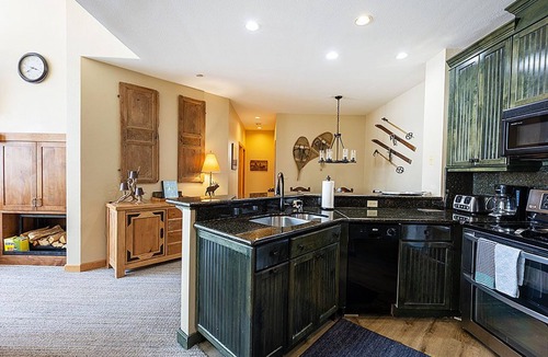 Highlands Townhomes Condo | HUGE 4 bedroom plus loft, Top Floor, TRUE Ski In/Out, Total Remodel 2021