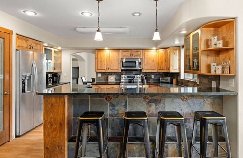 Fraser House | Huge, Family Friendly, 6BR Retreat! Sleeps 16! All King Beds. Hot Tub and Sauna!