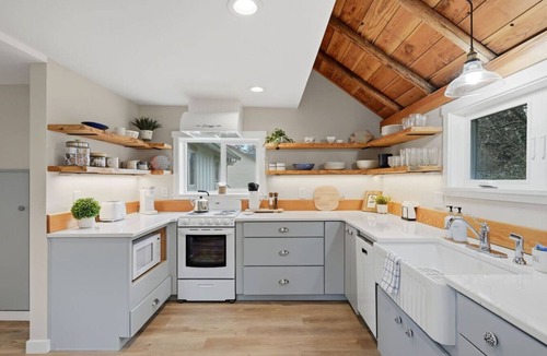 Indianola House | Indianola Cottage - Quick Walk To Beach Acces w/Kayak