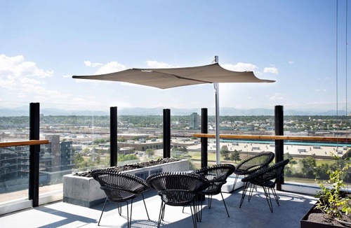 River North Art District Hotel | Inviting Boutique Hotel w/Rooftop Views, Plush Mattresses & Cozy Decor