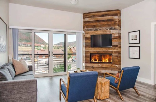 Glenwood Springs Condo | Iron Mt Hot Spgs Condo #307 | Mtn Views | Sleeps 4