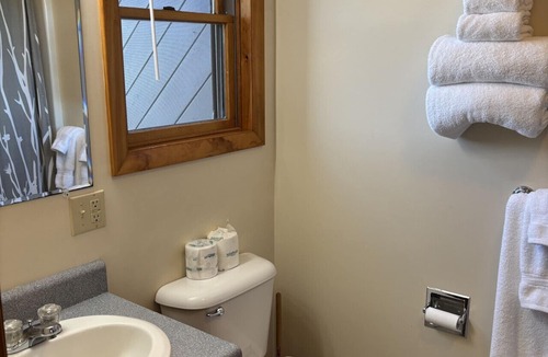 Greenville Junction Bed & Breakfast | Juniper Motel*Double Queen*RM19*Dock*ATV Access*Waterfront*Pet Friendly*Boat Rentals