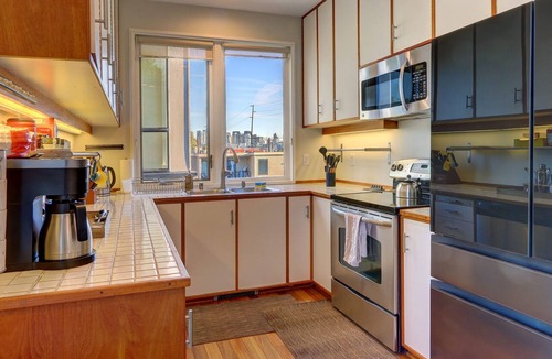 Eastlake Condo | Lake Union Sunset Views Seattle Home Firepit Deck - Minutes to Lumen Field