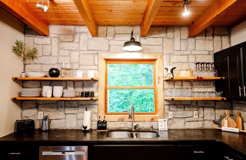 Walnut Mountain Cabin | Lakeside retreat, indoor & outdoor gameroom, kayaks, Hot Tub. Fun family getaway