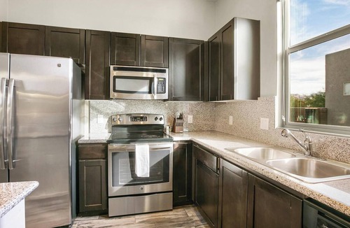 River North Art District Apartment | Landing | Beautiful 2BD, Rooftop Lounge, Gym