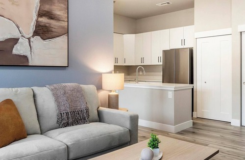 College View Apartment | Landing | Beautiful 2BD in Harvey Park South