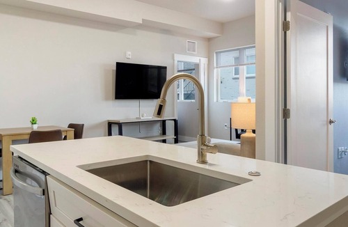 College View Apartment | Landing | Beautiful 2BD in Harvey Park South