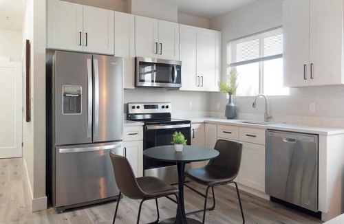 College View Apartment | Landing | Beautiful 2BD in Harvey Park South