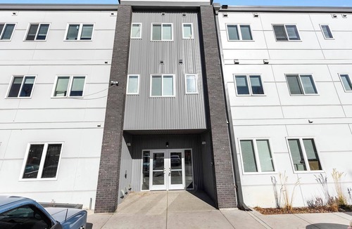 College View Apartment | Landing | Beautiful 2BD in Harvey Park South
