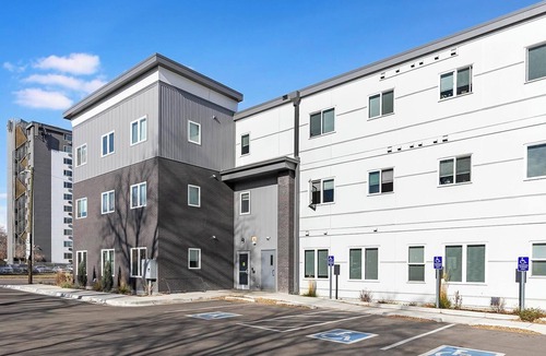 College View Apartment | Landing | Beautiful 2BD in Harvey Park South