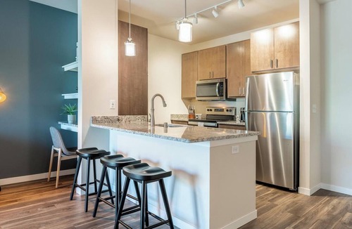 River North Art District Apartment | Landing | Chic 2BD, Gym, Yoga Studio