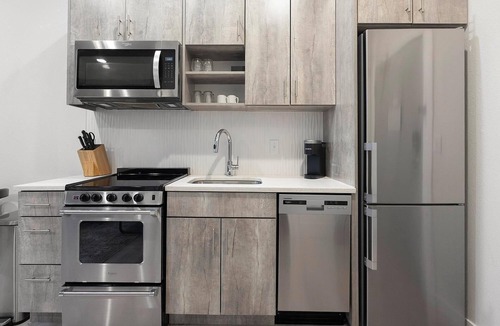 Highland Apartment | Landing | Incredible Studio, Rooftop Lounge