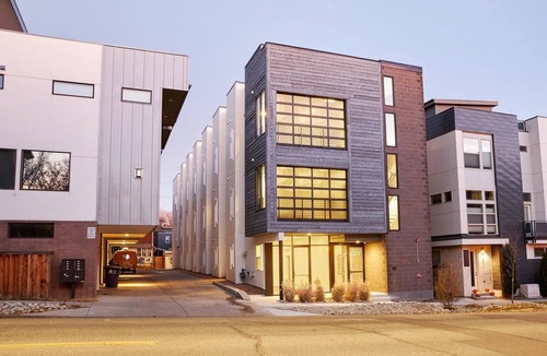 Highland Apartment | Landing | Incredible Studio, Rooftop Lounge