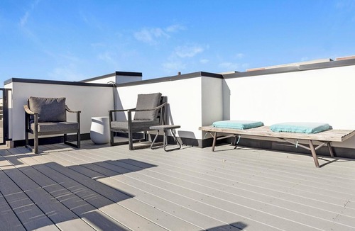 Highland Apartment | Landing | Incredible Studio, Rooftop Lounge