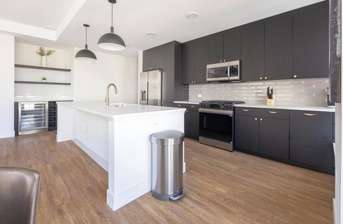 Uptown Apartment | Landing | Modern 2BD, Rooftop Lounge, Gym
