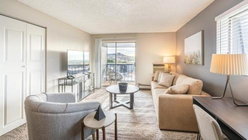 Northwest Colorado Springs Apartment | Landing Modern Apartment with Amazing Amenities (ID7160X43)