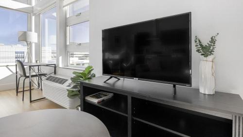 Cherry Creek Apartment | Landing - Modern Apartment with Amazing Amenities (ID1401X734)