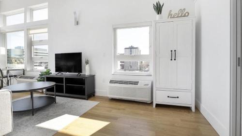 Cherry Creek Apartment | Landing - Modern Apartment with Amazing Amenities (ID1401X734)