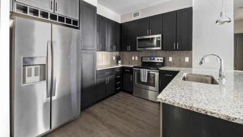 Parker Apartment | Landing - Modern Apartment with Amazing Amenities (ID6298X53)