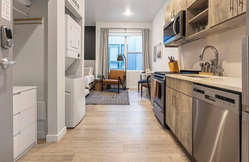 Highland Apartment | Landing | Modern Studio, Rooftop Lounge