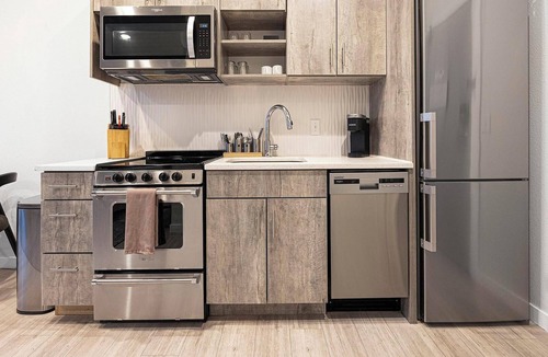 Highland Apartment | Landing | Modern Studio, Rooftop Lounge