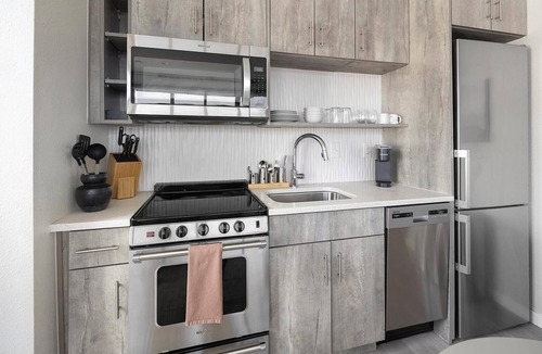 Highland Apartment | Landing | Modern Studio, Rooftop Lounge