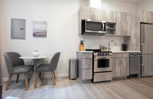 Highland Apartment | Landing | Stylish Studio, Rooftop Lounge