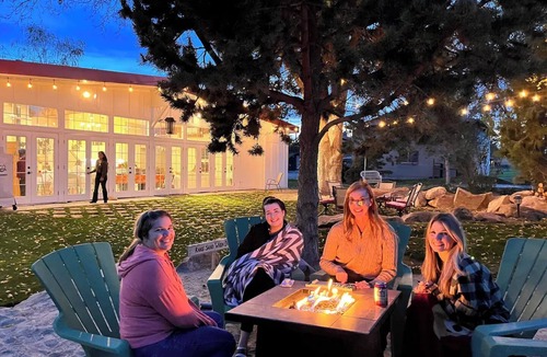 Nampa House | Large Retreats Gatherings Celebrations Beds for 18+ hot tub treehouse