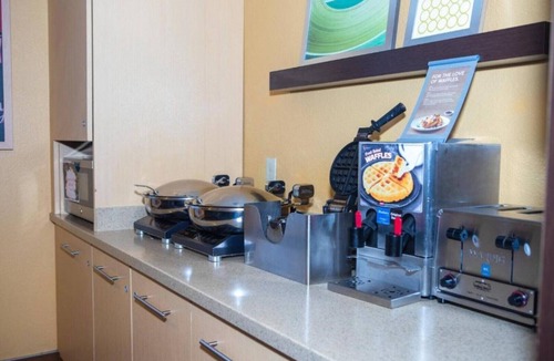 Ken Caryl House | Live life uninterrupted at our hotel in Littleton, Colorado