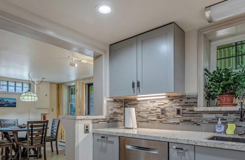Glenwood Springs Apartment | Location says it all. Glenwood Springs Colorado beautiful one bedroom apartment