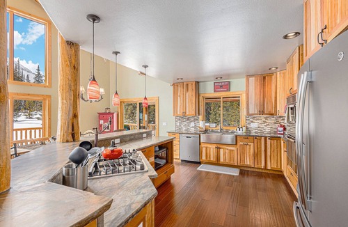 Valley of the Sun Cabin | Log Cabin on 10 Acres with Loft and Soaker Tub.