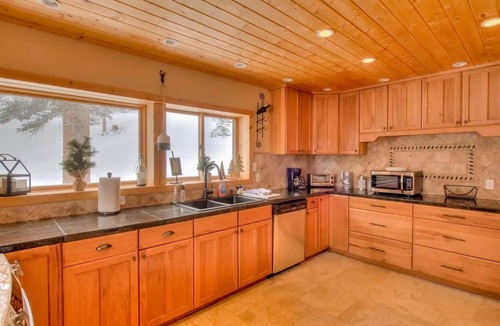 Valley of the Sun Cabin | Log Cabin Retreat w/Hot Tub & Mountain Views - Close to Breckenridge