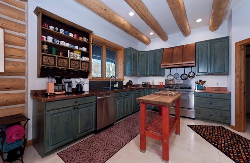 Durango House | Log Cabin with Amazing deck & views - 3 miles to downtown DGO - Hot Tub/AC