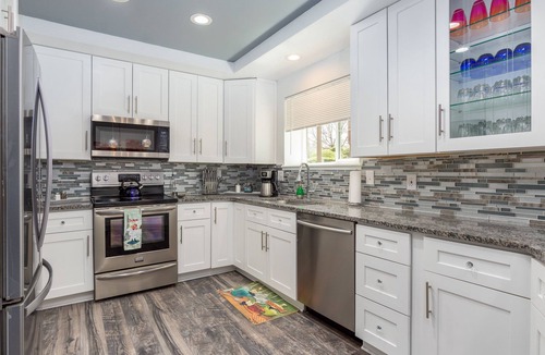 Littleton House | Lovely 2BA King Beds+2 Car Garage. Hidden Gem-Walk>Shops & Dining!