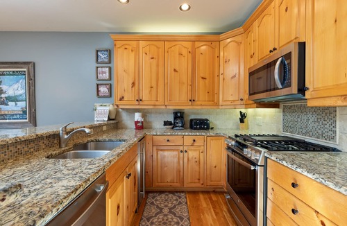 Mountain House House | Lovely 3 Story Townhome/Walk to the Slopes/Private Hot Tub!