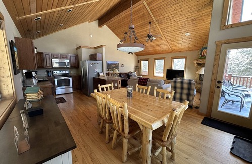 Valley of the Sun Cabin | Lovely 3BR Near Town w/Hot Tub, Stunning Views!