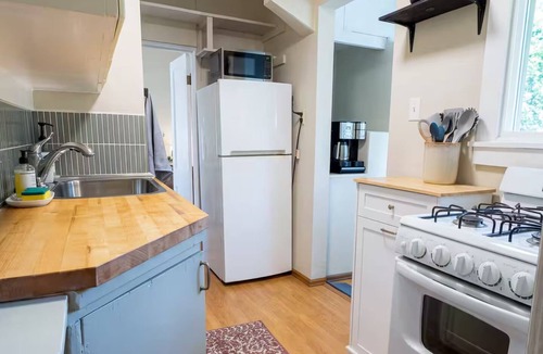 Historic Fort Collins High School Apartment | Lovely Guesthouse, AC, Backyard Gas Fire pit, Walking Distance to CSU & Old Town