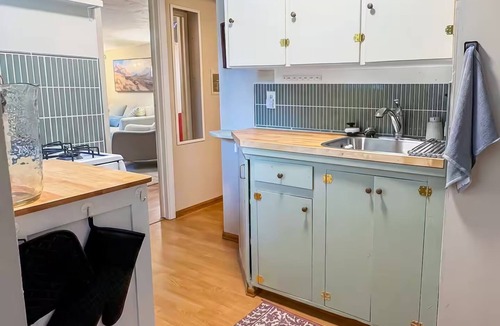 Historic Fort Collins High School Apartment | Lovely Guesthouse, AC, Backyard Gas Fire pit, Walking Distance to CSU & Old Town