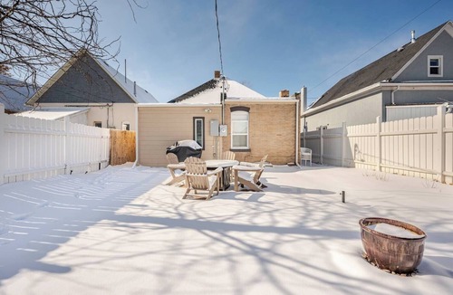 Sunnyside House | Lux Sunnyside 2B/2B Loaded w Creature Comforts