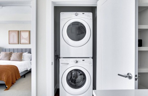 Hale Apartment | Luxe Congress Park 2BR w/ Gym & Pool, near shops & dining, by Blueground